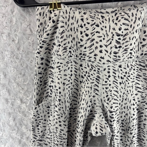 Apana Women’s Leopard Cheetah Print Leggings Size Small White Black Brown - Picture 2 of 13